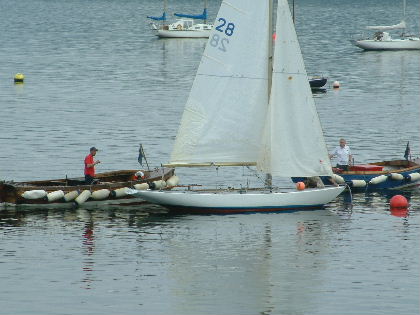 Piper 28 surrounded by boatmen