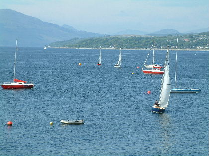 Pipers approaching the start